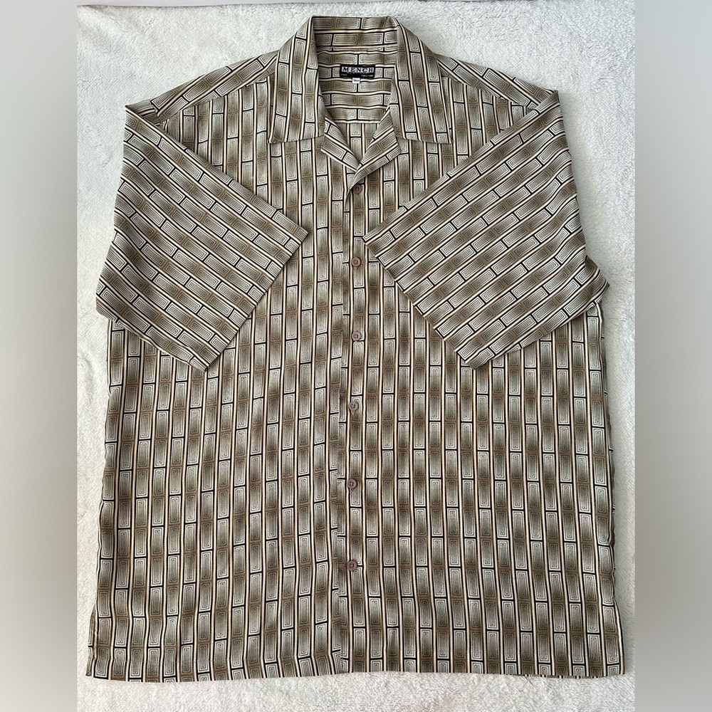 Mench Platinum short-sleeve button-down shirt with a geometric pattern